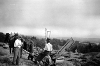 Práce se samovazem při žních u dědy v Zimoři na Kokořínsku