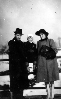 Miroslav Váša s otcem Stanislavem a matkou Martou, 1941
