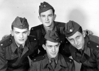 Miroslav Váša vpravo na snímku z doby vojenské služby, 1957