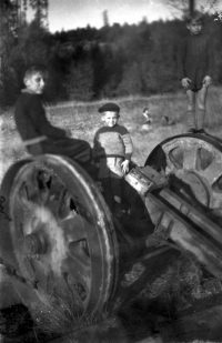 Zbytky houfnice po skončení války na Šluknovsku