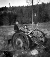 Zbytky houfnice po skončení války na Šluknovsku