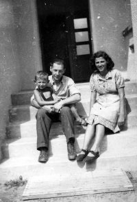 Miroslav Váša s otcem a matkou na schodech vilky v Zimoři