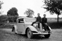 Rodinný automobil Tatra, vpravo Miroslav Váša, druhý chlapec je spolužák