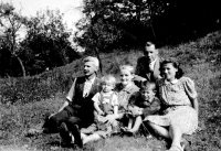 Chlapec vlevo Miroslav Váša s rodiči, babičkou, dědou a bratrancem, 1942