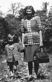 Miroslav Váša s matkou, 1942