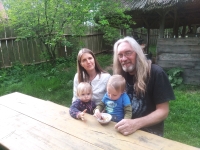 S manželkou Miou a dětmi, 2024