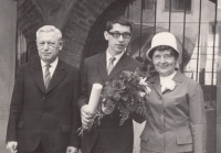Václav Chvátal s rodiči na své promoci v Karolinu, 1968