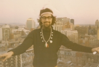 Václav Chvátal na balkoně svého prvního vlastního bytu v Montréalu, 1971