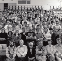 Václav Chvátal, Ronald Graham, Pál Erdős, Claude Berge (ve spodní řadě) a další pravděpodobně na konferenci v Paříži, 1976