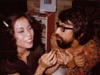 Václav Chvátal v baru s hosteskou Fumiko Yano, které spolu s japonským matematikem Jin Akiyamou věnoval článek, pravděpodobně 1976