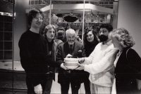 Bill Cook (úplně vlevo) a Václav Chvátal předávají v Torontu svůj dar J. P. Donleavymu (který otevírá jednu ze svých knih vyjádřením o Irech: "Nemají ani nočník k vychcání"), podzim 1987