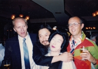 Matematici Ronald Graham, Jin Akiyama, Rowin Wilson (syn britského politika Harolda Wilsona) a neznámá gejša v Tokiu