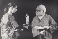 Druhá manželka Markéta Chvátalová, rozená Vyskočilová, s otcem Ivanem Vyskočilem v jeho Blbé hře, 15. listopadu 1989