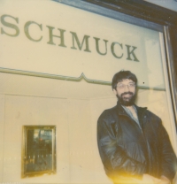 Václav Chvátal v Bonnu pod nápisem "schmuck", který v jidiš znamená "moula", 1990