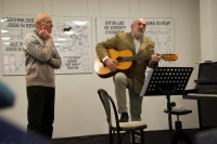 Stanislav Bukovský a Jiří Hlobil na vernisáži Stanislavovy výstavy s názvem Inspirace Orwellem v Západočeské galerii v přednáškovém sále v Pražské 13