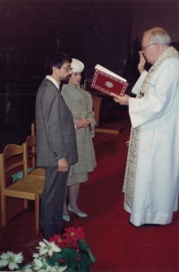 Svatba Václava Chvátala a Markéty Vyskočilové v Montréalu, na které je oddával irský kněz, proběhla na její sedmadvacáté narozeniny 29. 12. 1989