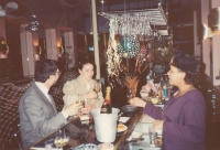 Novomanželé Václav Chvátal, Markéta Chvátalová a barmanka Flora le Borgne na posvatebním večírku v restauraci Le Caveau