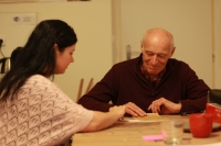 Stanislav Bukovský s dokumentaristkou Jarmilou Vandovou Flakovou při prohlížení archivních materiálů, 13. února 2024