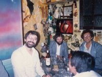 Václav Chvátal, Endre Szemerédi, David Avis v Jazz Café Tentómuši, Kabuki-čó; Tokio, léto 1986