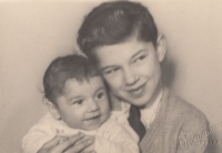 Václav Chvátal jako jednoroční chlapec s bratrem Josefem, 1947
