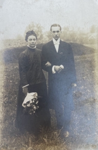 Rodiče pamětníka Vilém a Anastasie Bialasovi, zřejmě Hlučín, okolo roku 1921