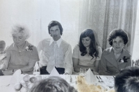Rodinná oslava, druhý zleva syn Willy Bialas, Hlučín, 70. léta