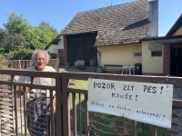 Josef Bialas na dvoře svého domu, Hlučín, 14. srpna 2024