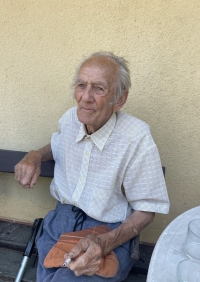Josef Bialas na zápraží svého domu, Hlučín, 14. srpna 2024