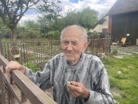 Josef Bialas na dvoře svého domu, Hlučín, 16. května 2024
