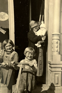 Matka Róza se všemi třemi dcerami, 30. léta