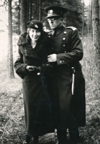 Marie a Jiří Maláškovi (profesor, politický vězeň), tchán a tchyně Miroslava Obrmana (otec Jana Obrmana), 1934