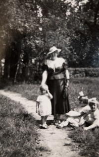 Matka Róza s dcerami, Nové Hrady, 30. léta