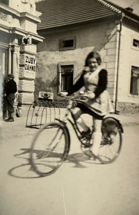 Sestra Berta na kole, náměstí Nové Hrady, konec třicátých let
