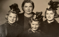 Matka Róza s dcerami, výročí úmrtí otce Rudolfa, cca 1942 nebo 1943