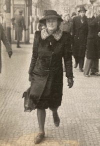 Marie Svobodová se sokolským odznakem v klopě, Praha 1944