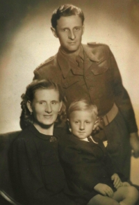 S matkou a otcem, 1945