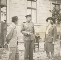 Marie Svobodová tlumočí příslušníkům Rudé armády při osvobození Hodonína, duben 1945