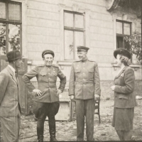 Marie Svobodová tlumočí příslušníkům Rudé armády při osvobození Hodonína, duben 1945