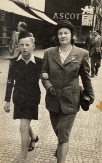Marie Svobodová se synem Mirkem, Praha 1947