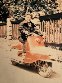 Luisa Matoušková na skútru ČZ při propagační cestě na Slovensko, 50. léta