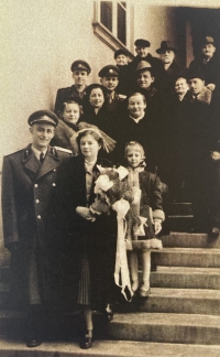 Svatba Marie Neumannové, za nevěstou stojí její maminka Marie Svobodová, 1954