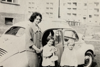 Marie Neumannová s dcerami Hanou a Jitkou, 1962
