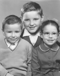 Jiří Louvar (vlevo) se sourozenci, Ústí nad Labem, 1962