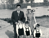 Obrmanovi na Kosárkově nábřeží, Jan Obrman vlevo, nejvyšší z dětí, 1967