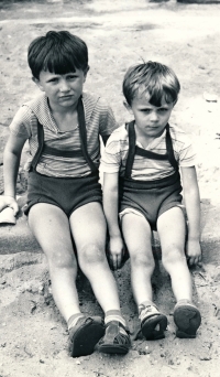 Jan Obrman (vlevo) s bratrem Tomášem Obrmanem, 1967
