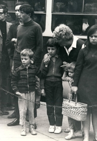 Jan Obrman (uprostřed) s bratry na Václavském náměstí, 1968