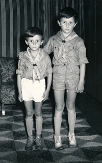 Jan Obrman (vpravo) s bratrem ve Skautu – vlčata, 1968