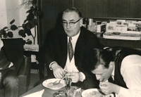 Na návštěvě u Pecháčků v Mnichově – Pavel Pecháček (vlevo, †2023), novinář, nadřízený Jana Obrmana ve Svobodné Evropě, s otcem Jaroslavem Pecháčkem (vpravo, novinář, politický vězeň), 1969