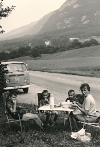 Jan Obrman (nejvyšší) s bratry a  matkou Marií Obrmanovou, první cesta k moři, 1971