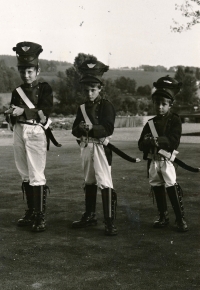 Jan Obrman (vlevo) s bratry na slavnosti Rutenfest v Ravensburgu, 1972